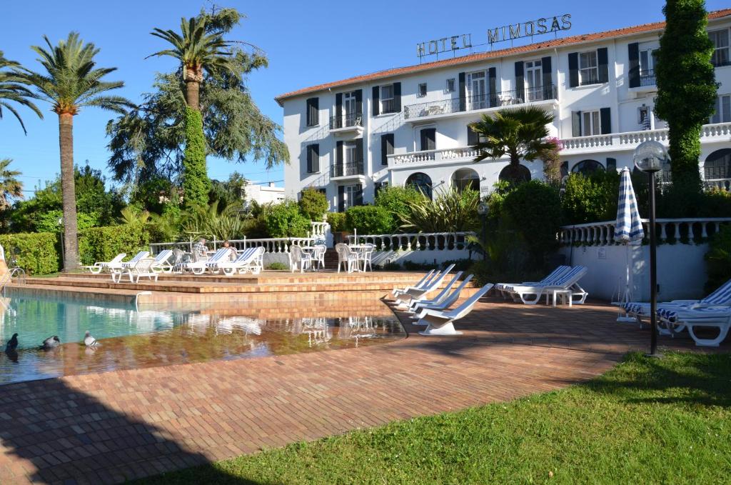 Bazén v ubytování Hotel des Mimosas nebo v jeho okolí