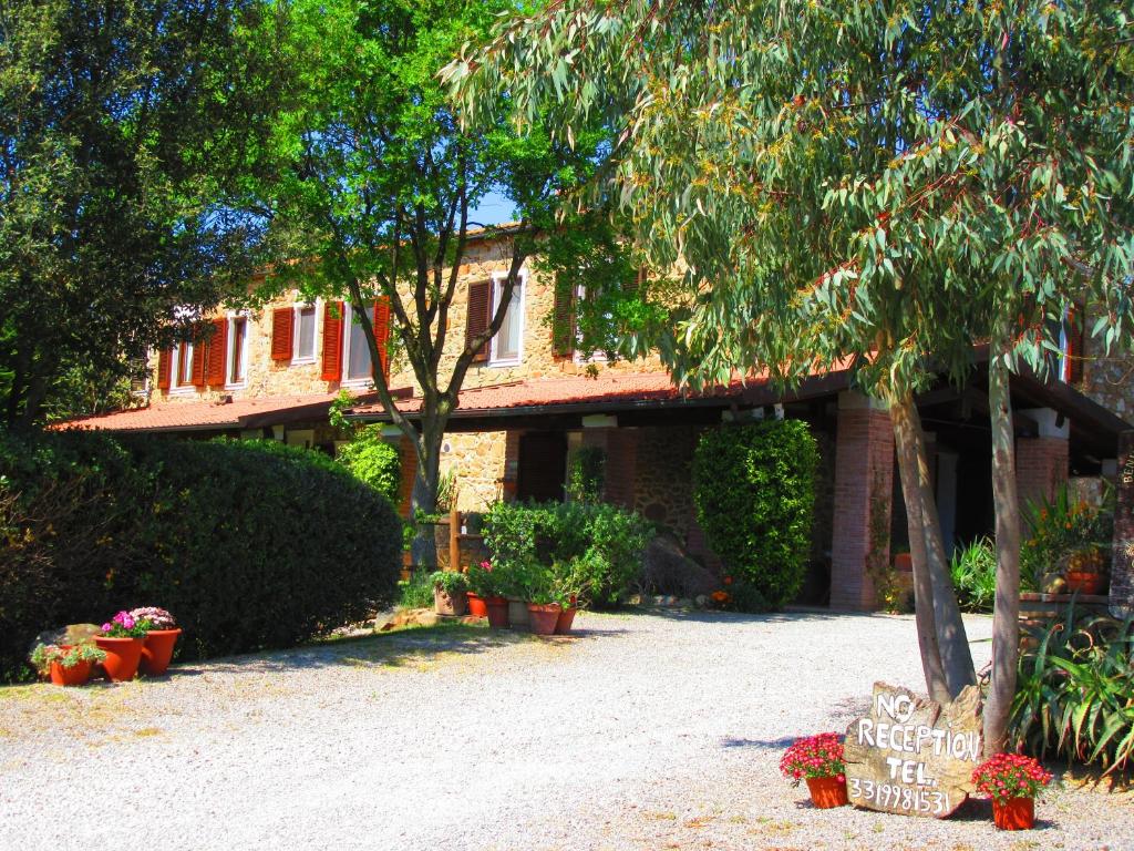 dom z napisem przed nim w obiekcie Agriturismo Serignano alle Rocchette w mieście Castiglione della Pescaia