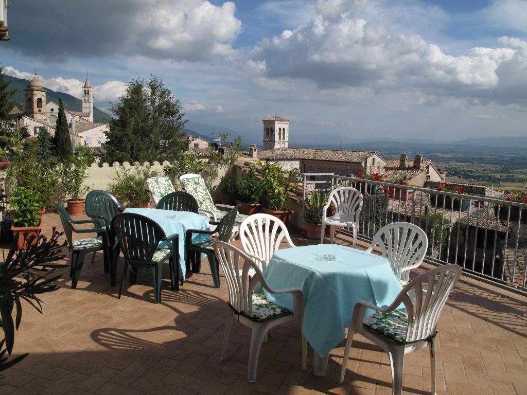 un gruppo di tavoli e sedie su un patio di Hotel Umbra ad Assisi