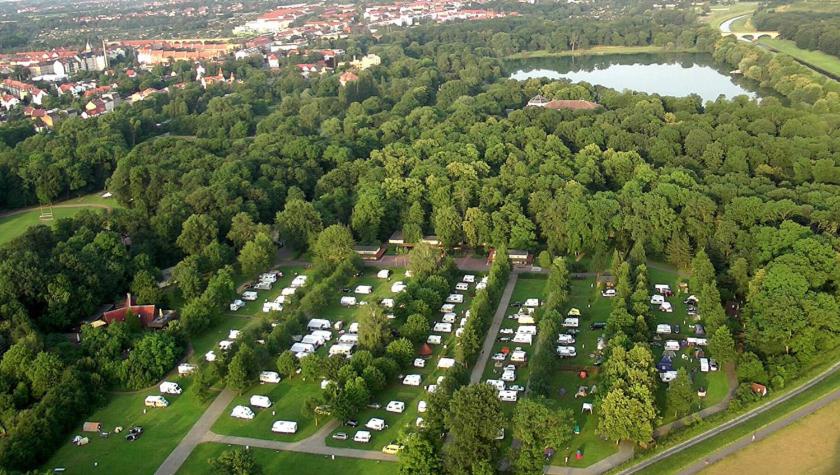 萊比錫的住宿－KNAUS Campingpark Leipzig，停车场空中的景观,有一堆汽车