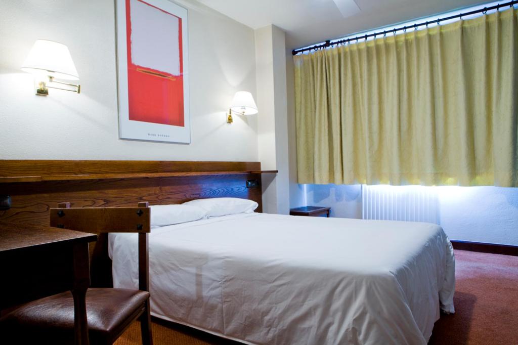 Postel nebo postele na pokoji v ubytování Hotel Ibiltze
