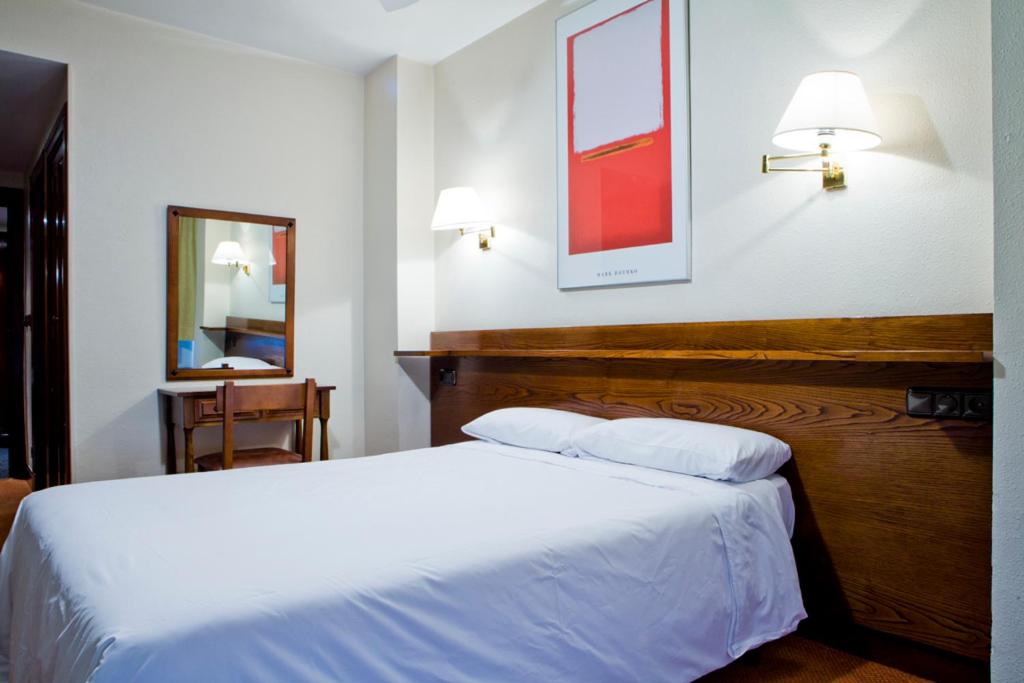 Postel nebo postele na pokoji v ubytování Hotel Ibiltze