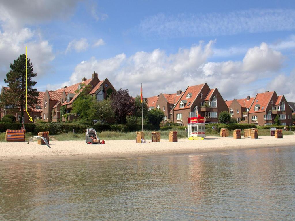 a group of houses on a beach next to the water at Sonnengruss am Strand in Eckernförde