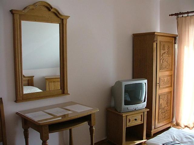 Televízia a/alebo spoločenská miestnosť v ubytovaní Horváthkert Panzió és Étterem