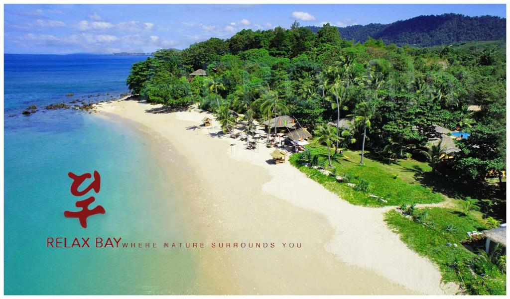 una vista aerea di una spiaggia vicino all'oceano di Relax Bay Resort a Ko Lanta