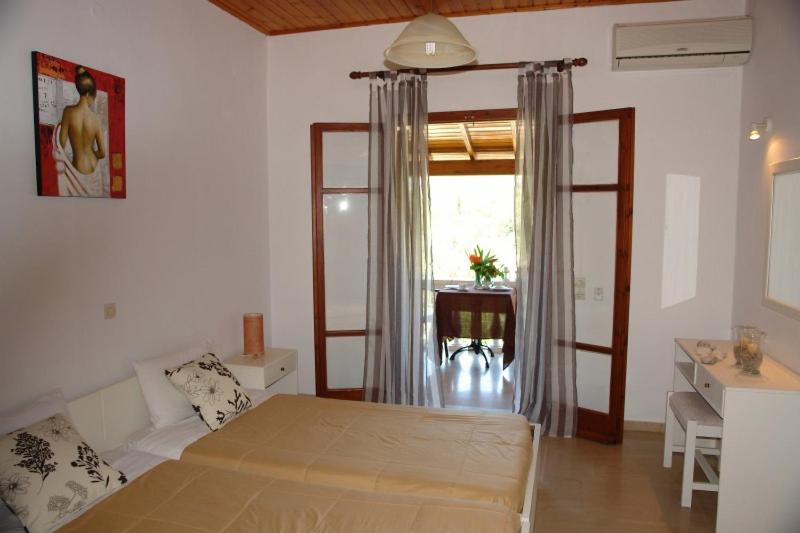 A bed or beds in a room at Villa Papoulas