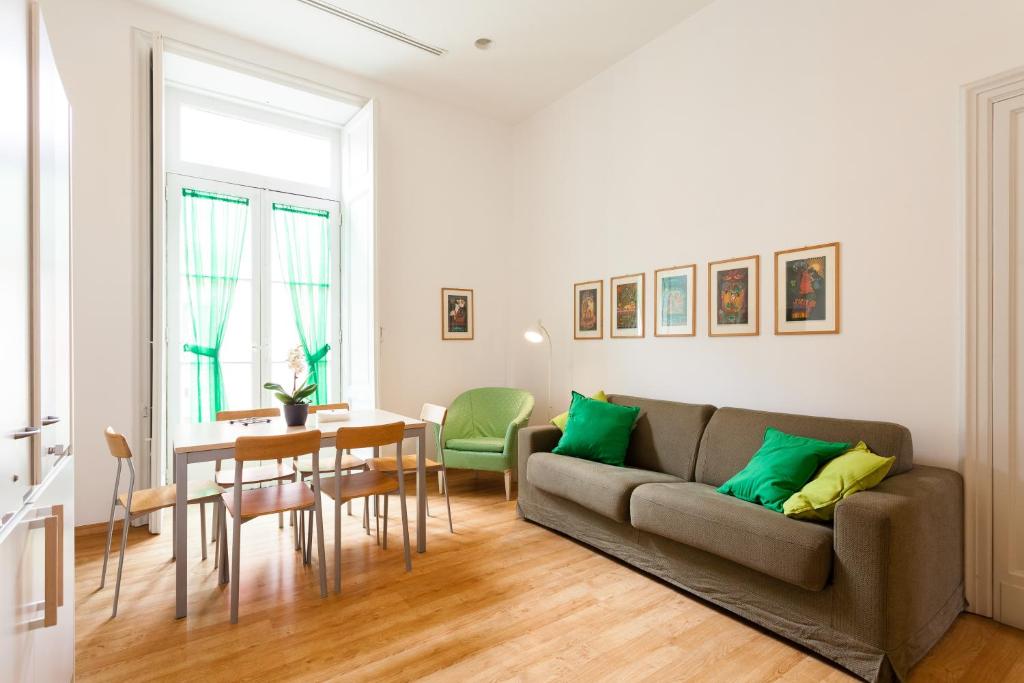sala de estar con sofá y mesa en Corso Italia Suites, en Sorrento