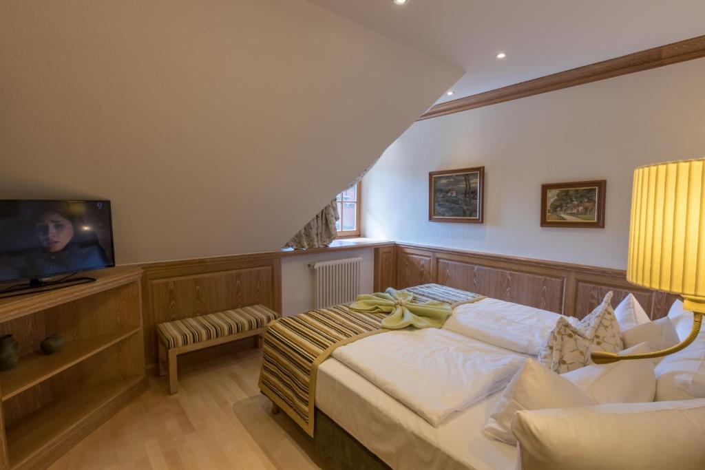 Postel nebo postele na pokoji v ubytování Romantik Hotel Fischerwiege