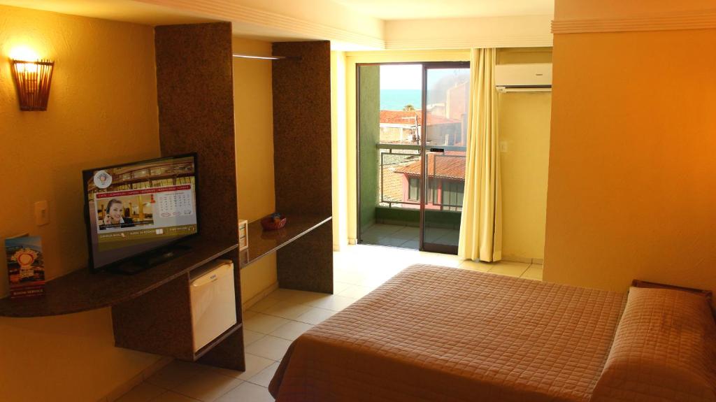 Uma TV ou centro de entretenimento em Natal Praia Hotel