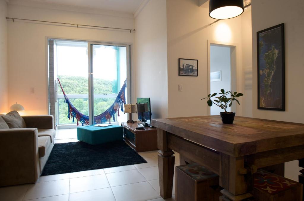 uma sala de estar com uma grande janela com uma rede de descanso em Sea Front, Front Native Forest em Florianópolis