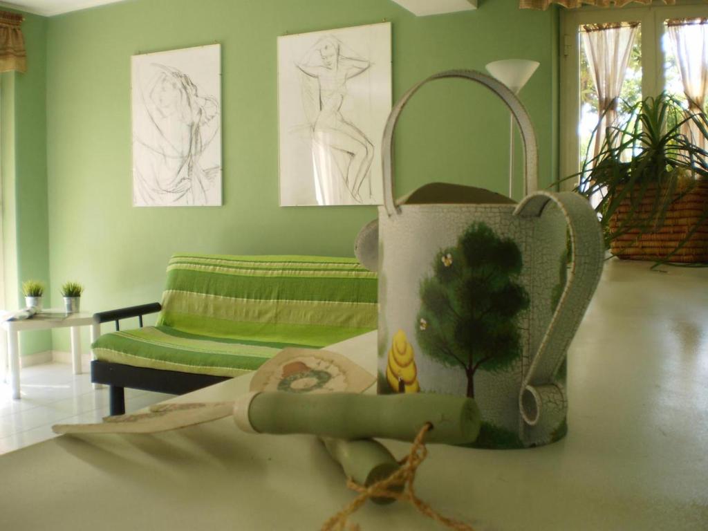 a living room with a purse on a table at Casa da Marion in Letojanni