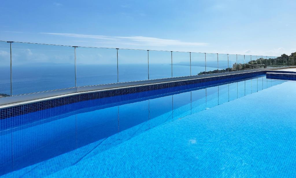 Swimming pool sa o malapit sa Villa Omikron