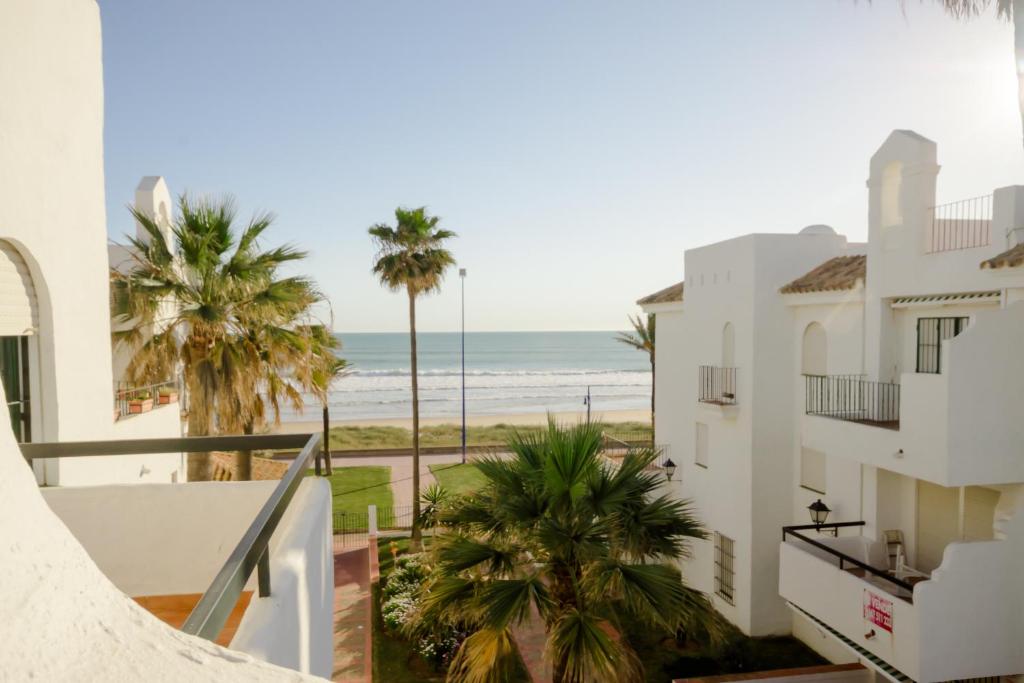 チクラナ・デ・ラ・フロンテーラにあるbarrosamarのビーチの景色を望むバルコニーが備わる客室です。