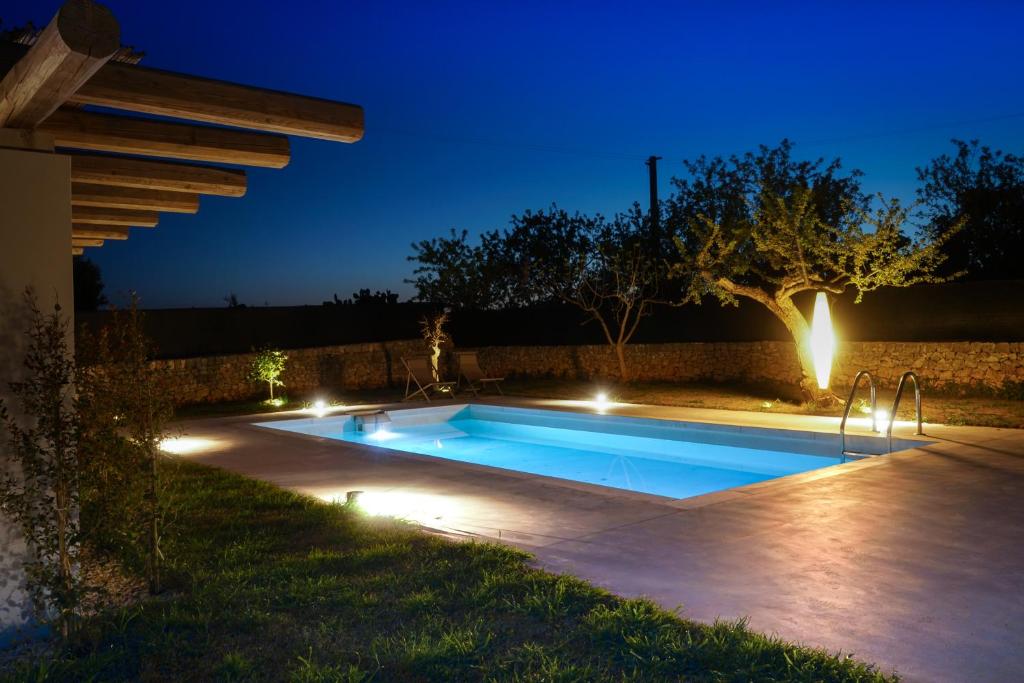 ポリニャーノ・ア・マーレにあるTorlevigne Relax & Poolの夜間の裏庭の照明付きスイミングプール