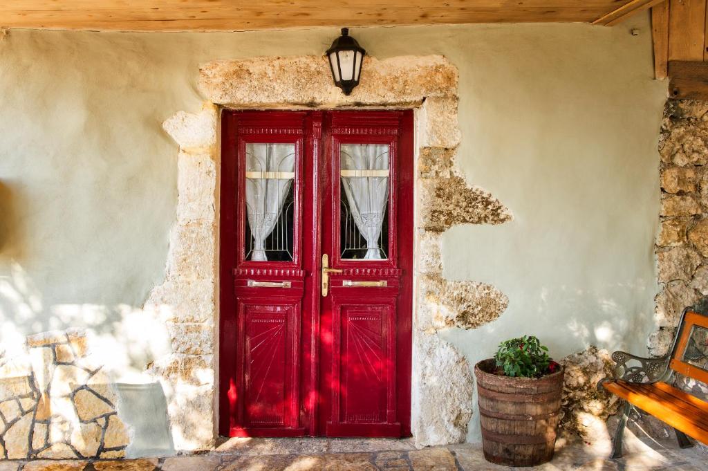 una porta rossa sul lato di un edificio di Hara's view a Lassi