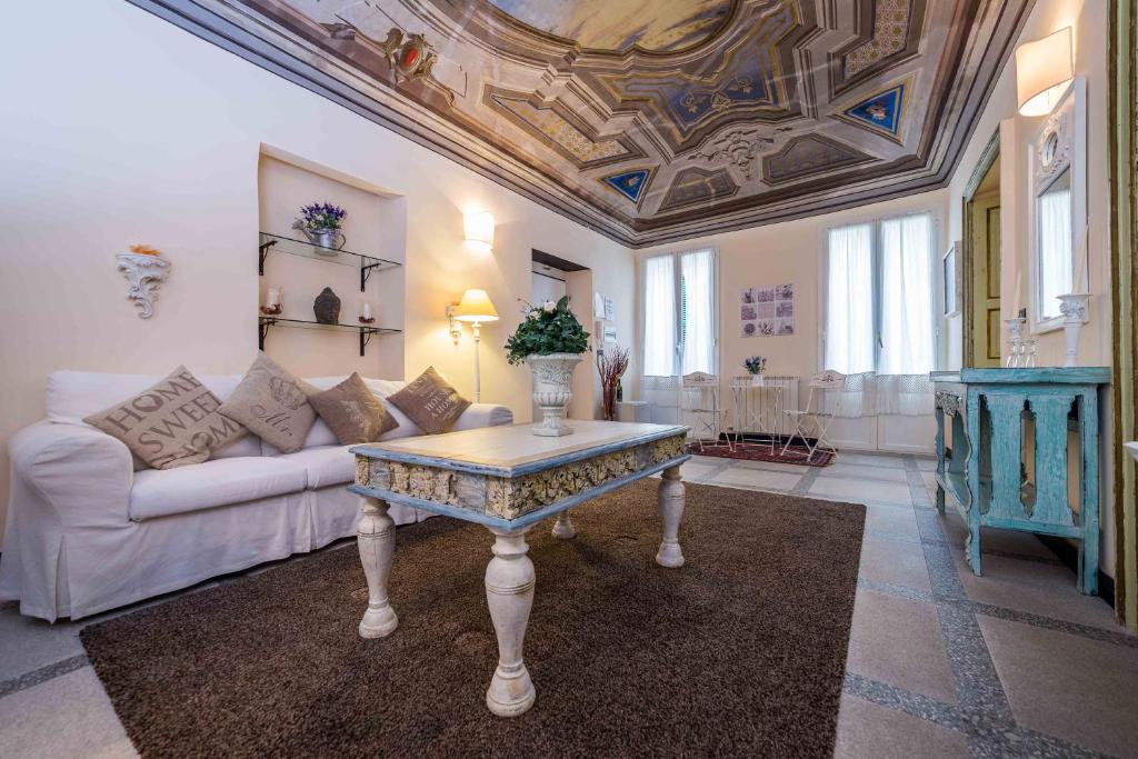 ein Wohnzimmer mit einem Sofa und einem Tisch in der Unterkunft Il Sogno Maison de Charme in Chiavari