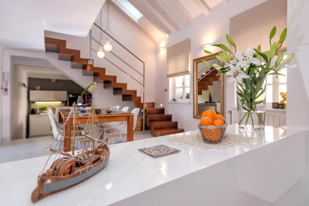 ein Modelboot auf einer Theke im Wohnzimmer in der Unterkunft Luxury Apartment Bifora in Hvar