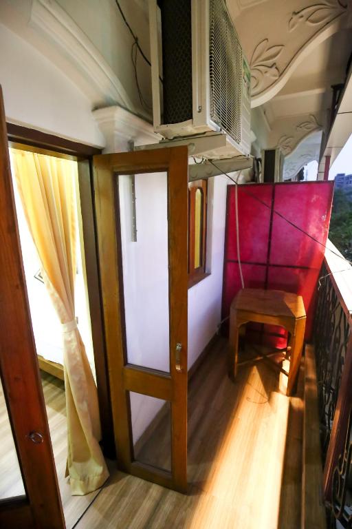 Palanda nebo palandy na pokoji v ubytování Hotel Cecil
