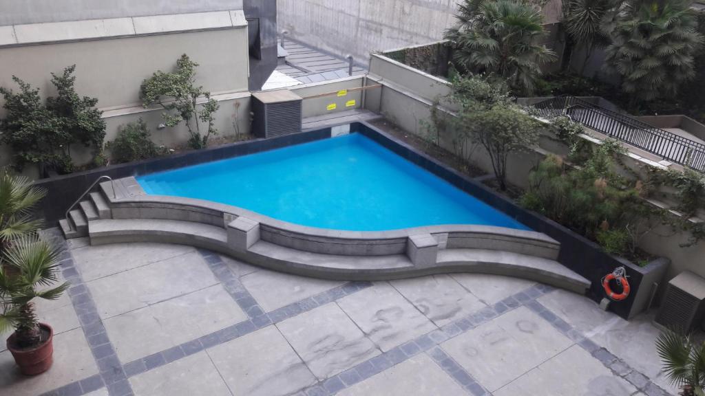 una vista aérea de una piscina en un edificio en DV Apartments en Santiago