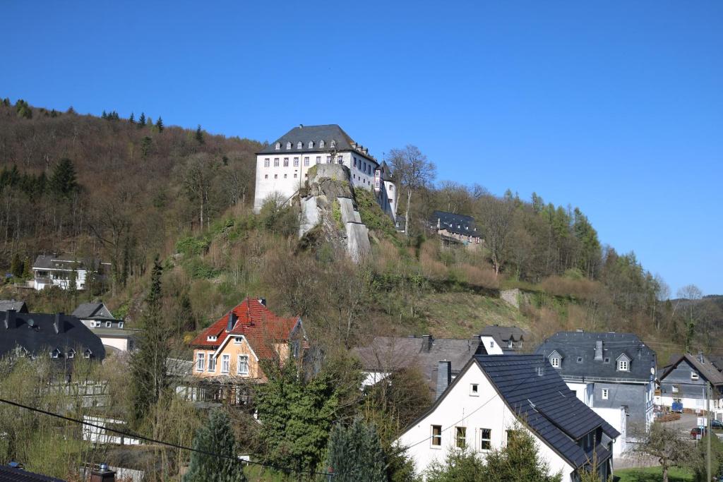 Ferienwohnung Burgblick Bilstein - Apartamento De Dos Dormitorios