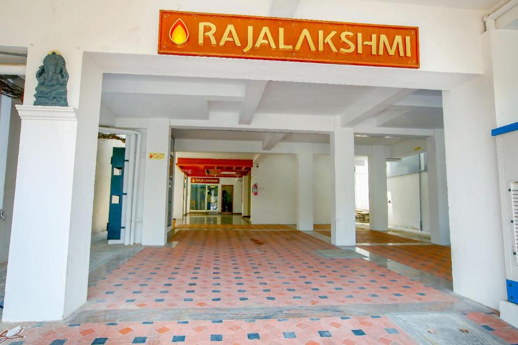 蒂魯瓦納馬萊的住宿－Manasarovar Homes - Rajalakshmi Serviced Apartments，大楼的大厅,上面有标志