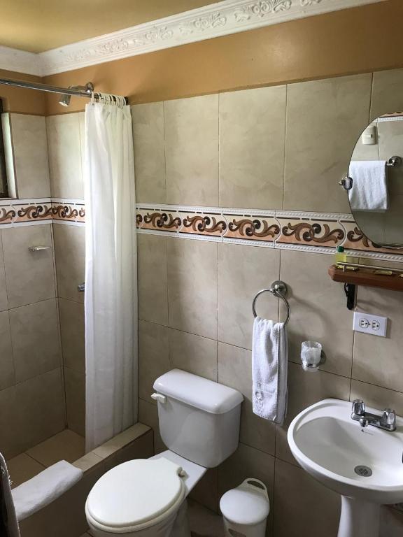 Koupelna v ubytování Hotel y Hosteria Natabuela