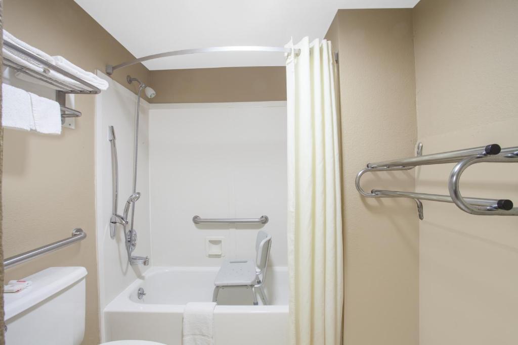 Super 8 by Wyndham Nashville West photo