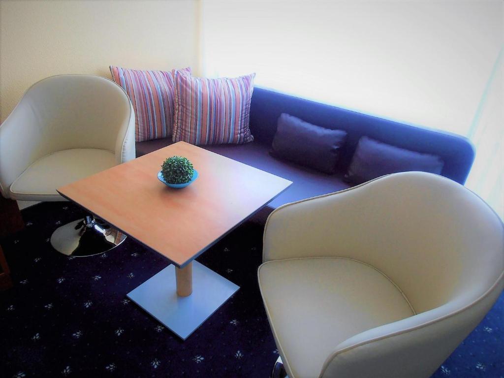 uma sala de estar com duas cadeiras e uma mesa em Haus Vier Jahreszeiten am See HS 581 em Goslar