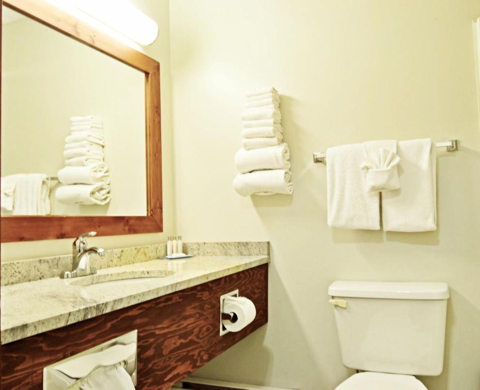 Travelodge by Wyndham Golden Sportsman Lodge - Chambre Queen Avec Deux Lits Queen - Non-fumeurs