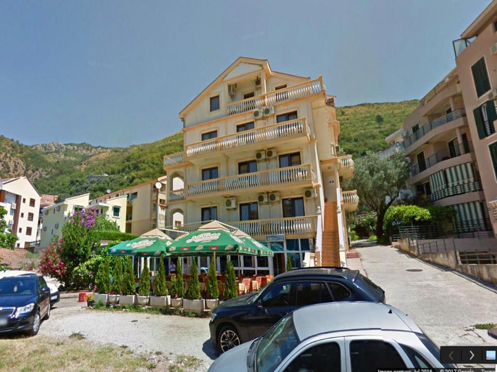 Nespecifikovaný výhled na hory nebo výhled na hory při pohledu z hotelu