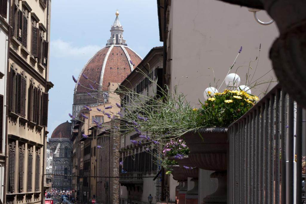 una strada con edifici e un edificio con cattedrale di Hotel Balcony a Firenze