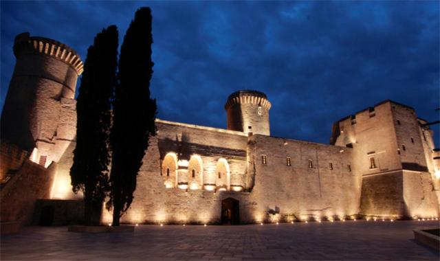 ein großes Schloss mit einem Baum davor in der Unterkunft Casasimona in Oria