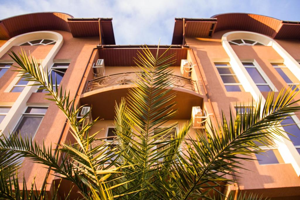 Papaya Hotel في أدلر: مبنى امامه نخله