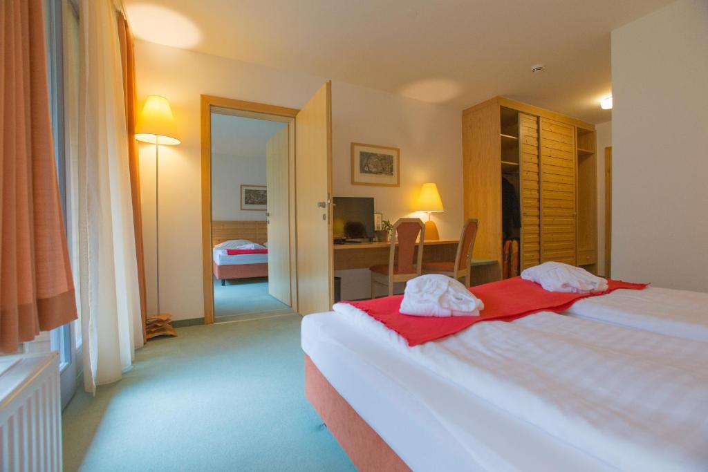 Postel nebo postele na pokoji v ubytování Hotel Bergkristall