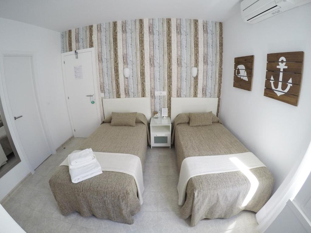 Postel nebo postele na pokoji v ubytování Hostal del Mar