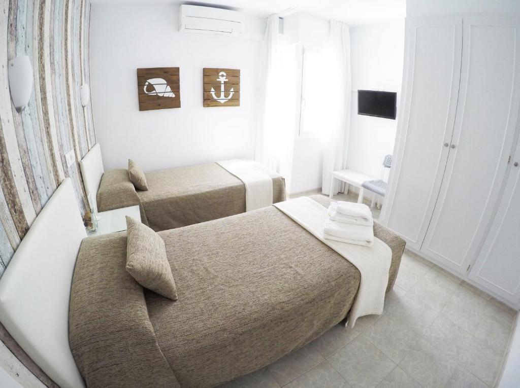 Postel nebo postele na pokoji v ubytování Hostal del Mar