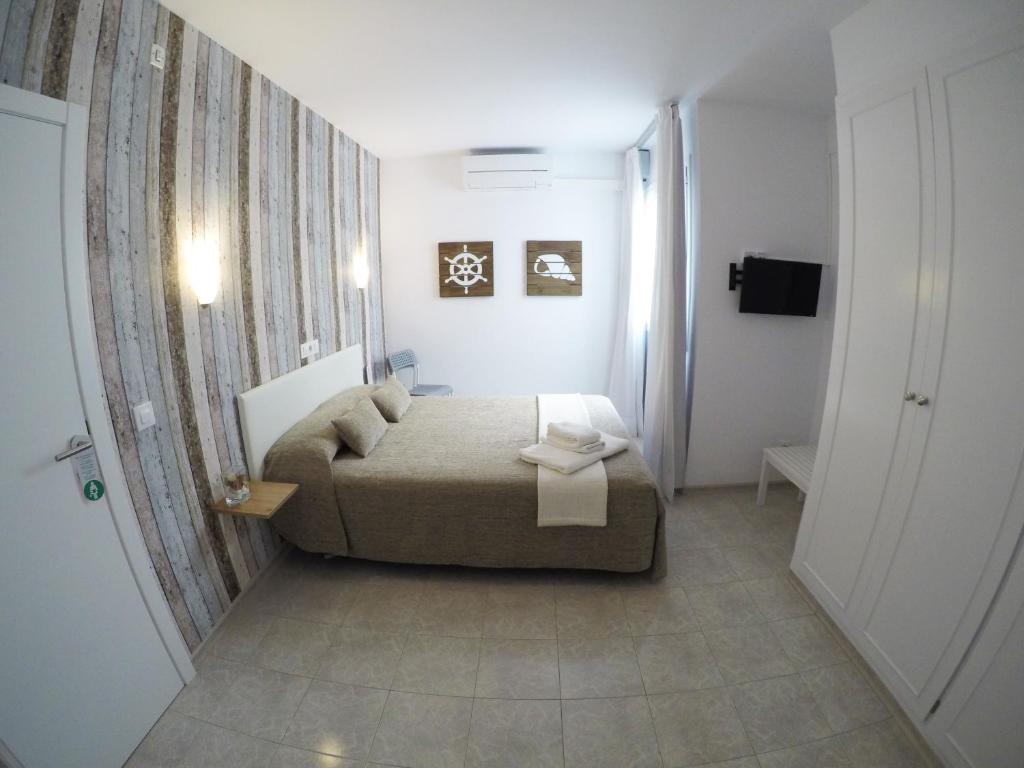 Postel nebo postele na pokoji v ubytování Hostal del Mar