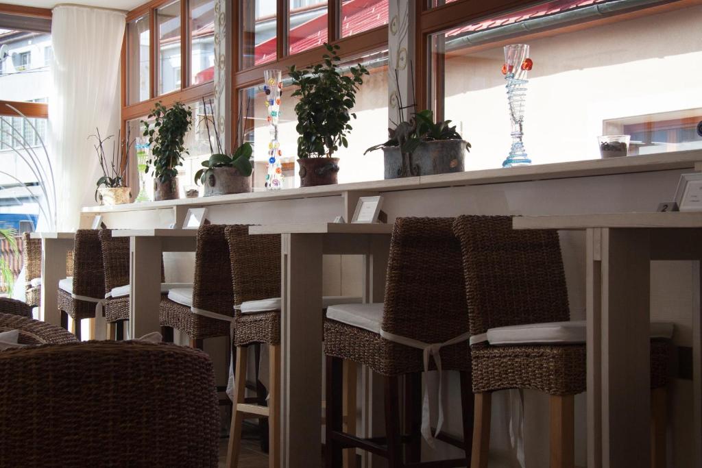 Restoran või mõni muu söögikoht majutusasutuses Hotel MAGISTR Vsetín