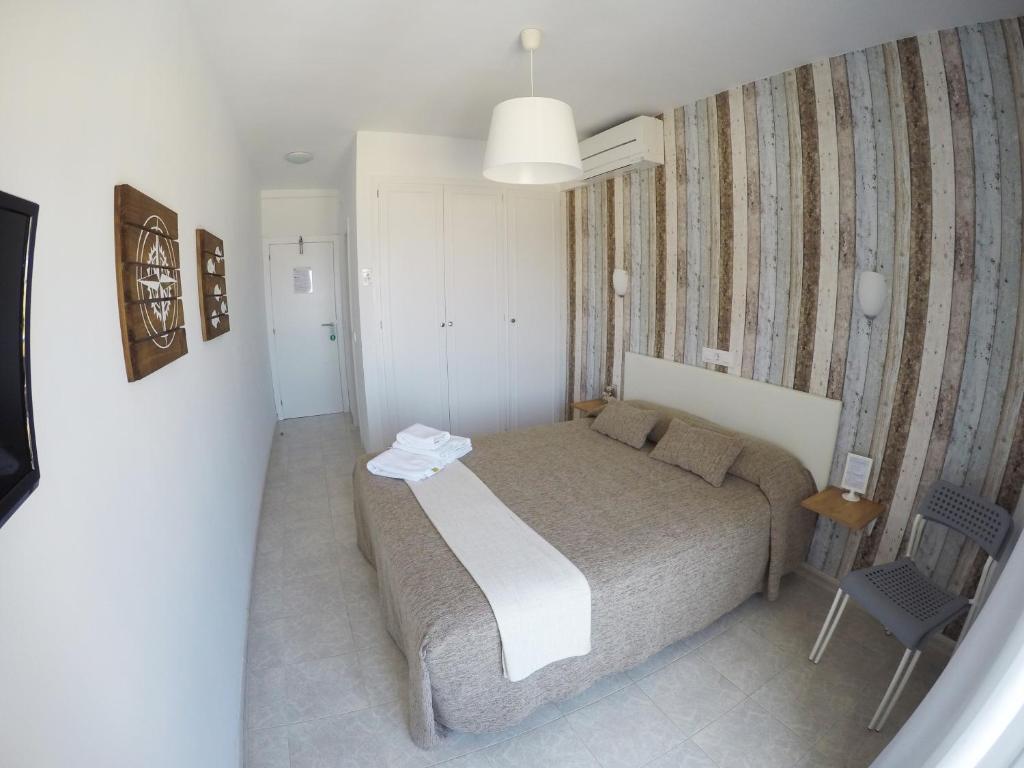 Postel nebo postele na pokoji v ubytování Hostal del Mar