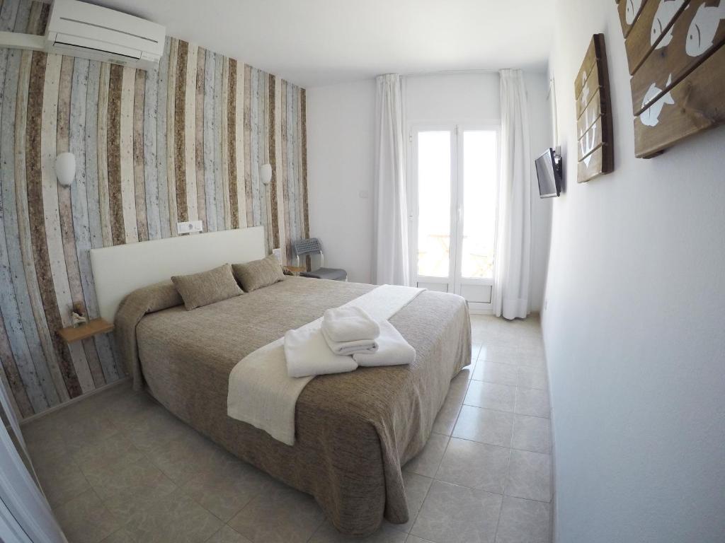 Postel nebo postele na pokoji v ubytování Hostal del Mar