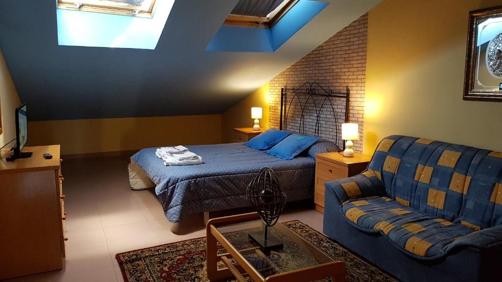 Posteľ alebo postele v izbe v ubytovaní Apartamento Ático Select Real Caldas de Reis