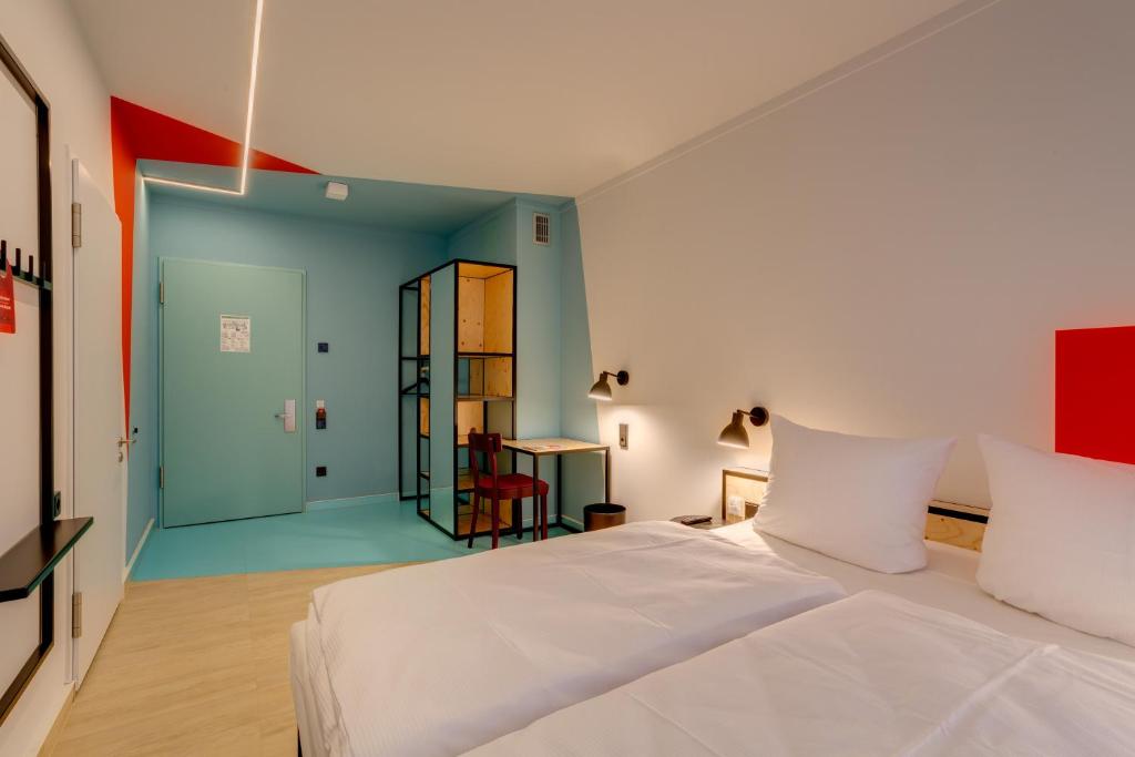 Postel nebo postele na pokoji v ubytování MEININGER Hotel Leipzig Hauptbahnhof