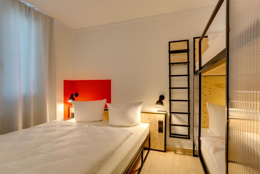 Postel nebo postele na pokoji v ubytování MEININGER Hotel Leipzig Hauptbahnhof