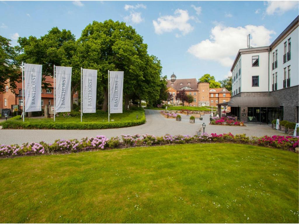 un parque con letreros blancos en medio de un patio en Schloss Basthorst, en Crivitz