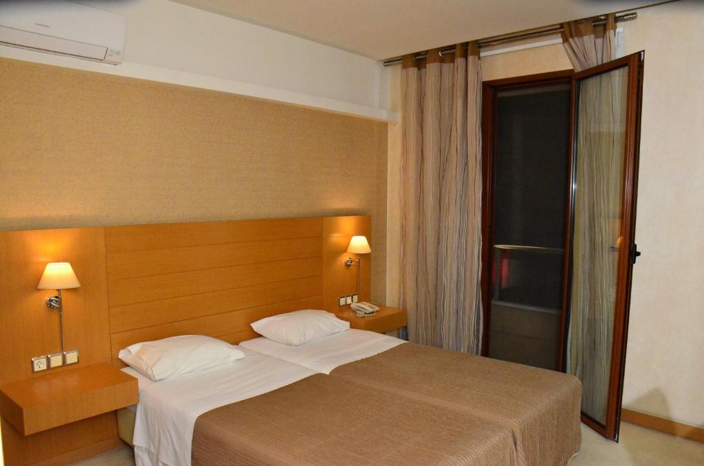 Postel nebo postele na pokoji v ubytování Deves Hotel