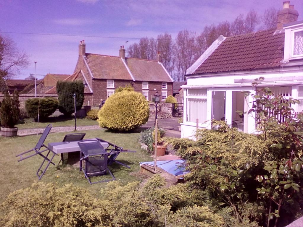 BarmstonにあるFisherman's cottageの庭(テーブル、椅子付)