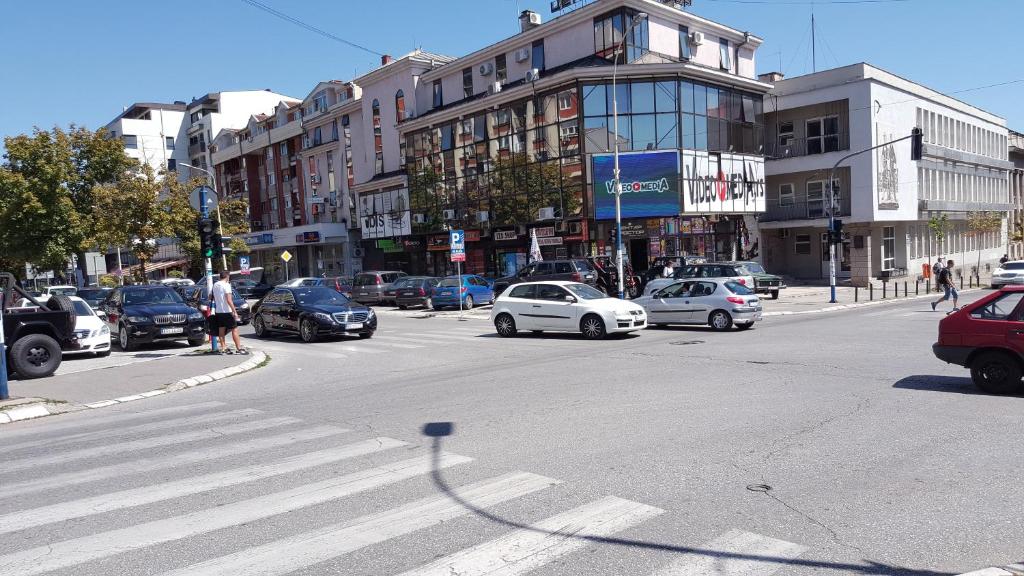 uma movimentada rua da cidade com carros na estrada em Vila Amazon em Kragujevac