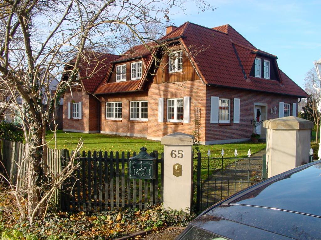パーダーボルンにあるLandhaus Drei Seenの塀付きの家