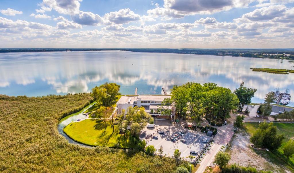 uma vista aérea de um edifício ao lado de um lago em Navigator Hotel i Konferencje em Zbąszyń