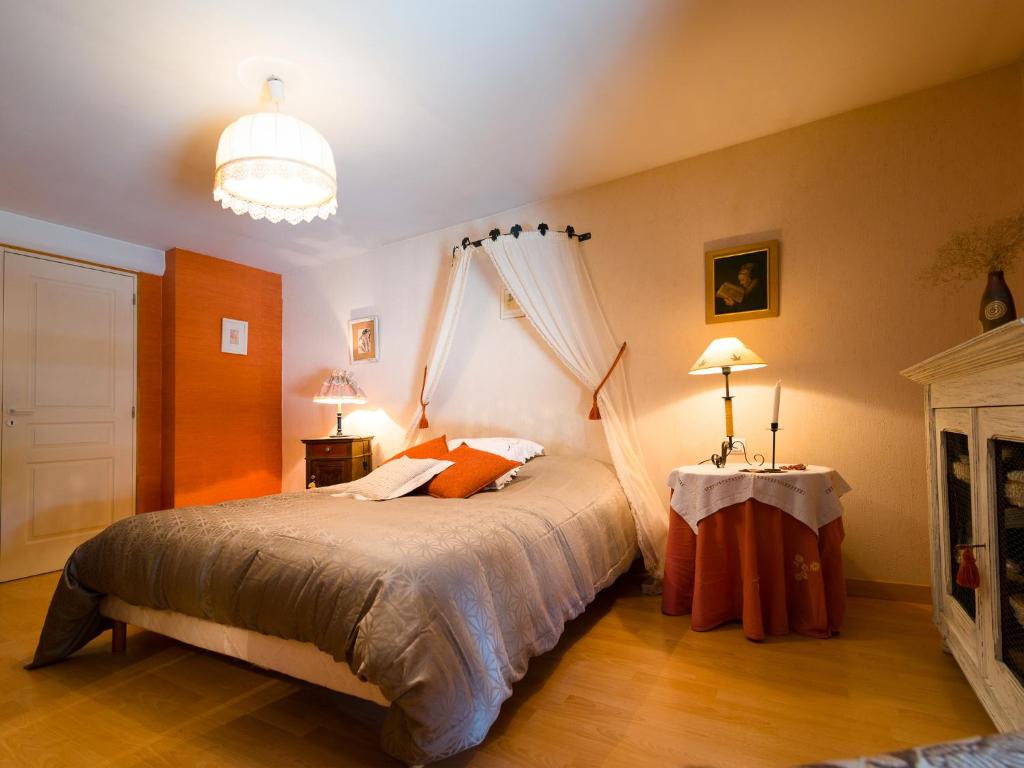オストハイムにあるAu pré des Poulainsのベッドルーム(大型ベッド1台、暖炉付)
